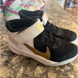 Kids Nike Team Hustle basketball shoes